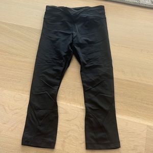 Black Lululemon crop leggings